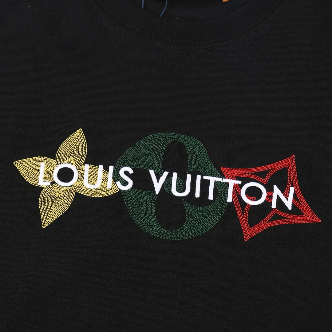 🅿️170 2025 new 1V summer cotton T-shirt uses colorful wool embroidery to enhance the temperament. The exquisite three-flower embroidery pattern is composed of a variety of yarns, with a total of 42,530 stitches showing a slight relief effect. Embroidered 1v letters complete this bold and sophisticated piece.  𝙘𝙤𝙡𝙤𝙧：White. Black 𝙨𝙞𝙯𝙚：XS S M L